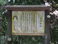 ここが浜川御嶽。
南部を代表する有名なパワースポット。

その昔、久高島から琉球創世の神と言われるアマミキヨがヤハラヅカサに降り立った後、仮住まいをした地とされている。