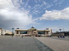 ウランバートルの中心、スフバートル広場。チンギスハーン広場とも呼ばれているらしい。
真ん中にモンゴルの革命家「スフバートル」の像があり、その奥にあのチンギスハーンの像が鎮座している。