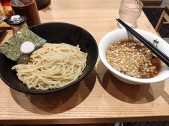 夜10時に羽田空港に到着。
バスまで1時間近く時間があるので、江戸小道のラーメン屋で1年ぶりにつけ麺を食べる。やっぱり日本のラーメンは美味しいな。