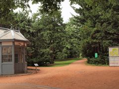 7月30日
札幌の北大植物園にやってきました。
左手の建物は正門わきにある門衛所。
明治４４年に建てられ重要文化財に指定されているそうです。
