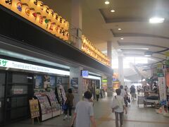 ８月９日午前８時前の秋田駅。
竿灯まつり風の提灯が飾られています。