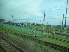 お隣の土崎駅を通過。
なんだかおもしろい車両が留置されていました。