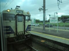 八郎潟駅。８時４５分着。
上り普通列車秋田行きと行き違い。奥羽本線は複線区間と単線区間が入り混じっています。