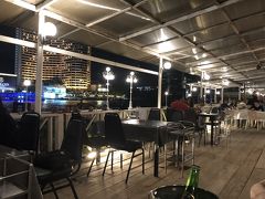 カクテルタイムでワインを2杯飲んだ後、夕食は、定番のヨックヨー（Yok Yor）に出かけます。
ヒルトンから徒歩で5,6分です。