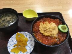 朝食は函館朝市で
ウニ・いくら　丼　（小）　１６８０円