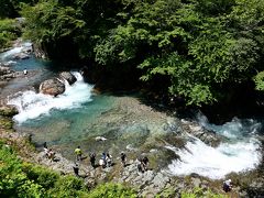 ●四万の甌穴

四万温泉街から国道353号線を南下していくと、道沿いに【四万の甌穴（おうけつ）】という案内が出ており、最後こちらに寄っていくことに。
そばに「森のカフェKISEKI」というお店があって、その前に無料駐車場がありました。

道路から川を見下ろすと、人が集まっているあのあたりのようですね。