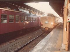 まずは仙台駅から。

常磐線経由上野ゆきの特急ひたちです。
偕楽園の梅の花をあしらったヘッドマークが懐かしい。
さりげなく隣りのホームにはレッドトレイン50系客車。

ちなみに写真はいきなり飛びますのでご注意下さい。
どのようなルートでどこへ行ったかをご想像下さい(笑)
18きっぷですので基本は鈍行移動です。