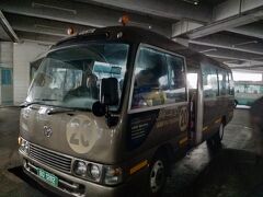 ホステルをチェックアウトして、20番のバスに乗ってお洒落エリア、キウラップ地区に出かけます。

比較的綺麗な街なのにバスターミナルはメイン通りには無く、暗くて、清潔とは言えない場所に有ります。一般的なブルネイ人は「バスに乗るのは低所得の労働者で、バスに乗ることは恥だ」と思っている人達もいるそうです。こういうの聞くとおおらかなイメージのブルネイ人像が崩れます。