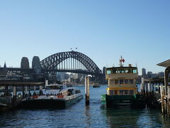 多くのフェリーが出入りするCircular Quay。
シドニーの地名や建造物名は英単語そのままのものが多く、わかりやすいです。