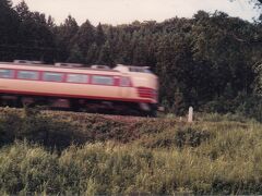 当時、スイッチバックだった中山宿駅での特急退避。

通過する列車は、上野～会津若松を結んでいた特急あいづです。