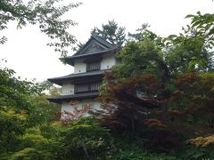 弘前城 二の丸丑寅櫓
日本現存３重櫓の一つです。
今回弘前城を訪れたのは二の丸丑寅櫓の写真を撮るのが目的でした。