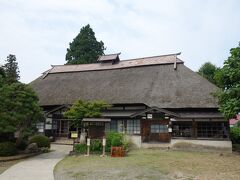 日本的な茅葺屋根のお家。