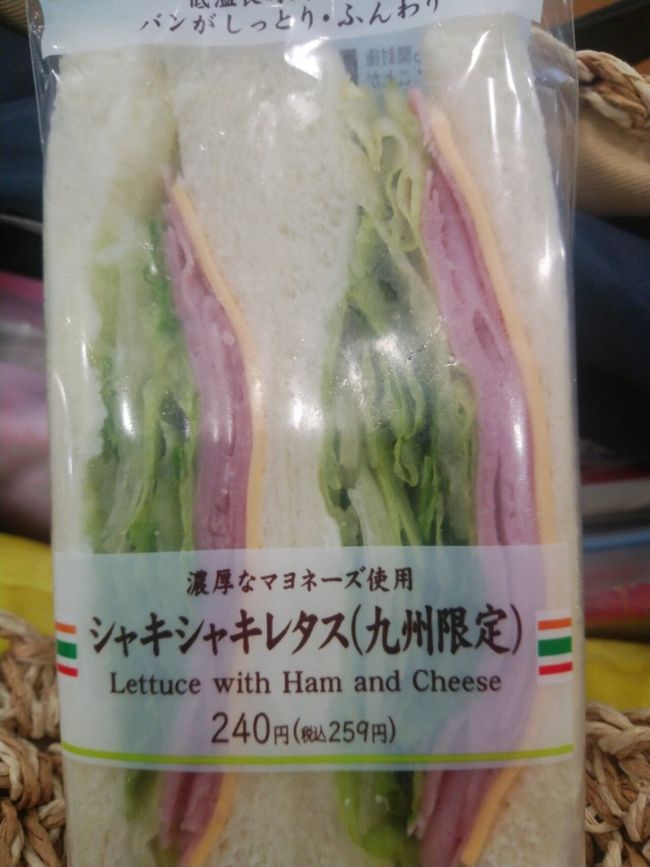 8月9日(金)<br /><br />歩いて向かった博多駅前のタクシープールから乗ったタクシーは、宿泊していた東横インの前を通って福岡空港に(爆)<br /><br />そういえば、20年前のハネムーンも、当時は福岡に住んでいたから福岡空港から出発。ラスベガス＆ハワイでした。<br /><br />今回は、初めてのエアアジアです。<br /><br />受託荷物代をケチって2人で1つのスーツケース、20キロまで。<br />手荷物は一人7キロまでOKなので、2人ともバックパック背負ってます。<br /><br />スーツケースは19キロ。<br />手荷物は見た目でOKだったのか、行きも帰りも計量なしでした。<br /><br />身軽になって、朝ごはんはセブンで買ったこれ。<br />九州限定って言葉に弱いわ～<br />帰りの新幹線でもこれ食べました(笑)