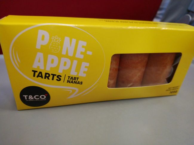 おやつにこれ買いました。<br /><br />台湾のパイナップルケーキに似ていて美味しかったです。