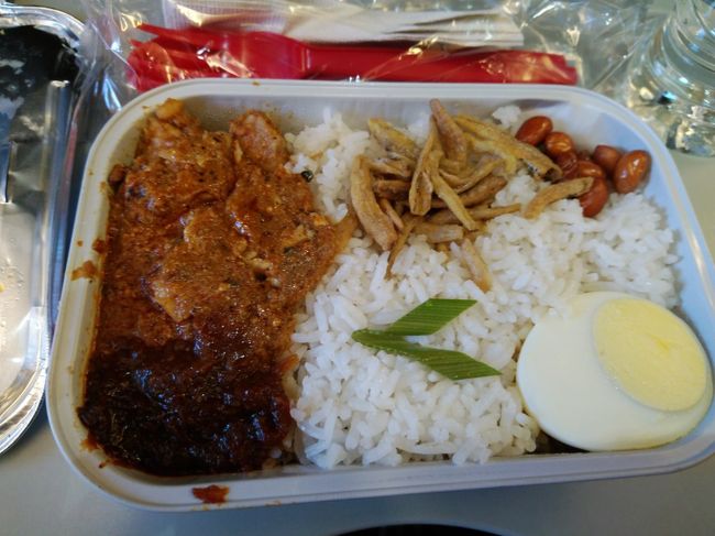 トランジット3時間半。<br /><br />やっとこバリに出発です。<br />キッチキチの満席。<br /><br />夕食に私はナシレマ。辛いのね。