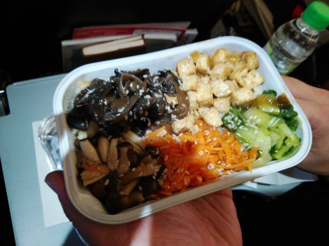 夫は野菜丼だったかな。<br /><br />ゴマ油の香りで美味しそうでした。