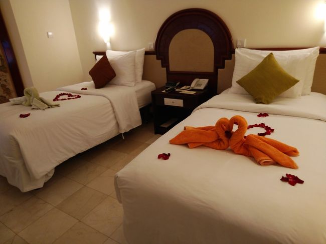 クタ(トゥバン)のディスカバリーカルティカプラザホテルに2泊。<br /><br />ひどい渋滞で30分位かかりました。<br /><br />ワーイ＼(^o^)／<br />スワンの飾り、かわいい。<br />ケーキとフルーツ、バラの花もいただきました。<br /><br />結婚記念日旅行って、このホテルの予約の時だけ備考欄に書いていたようです。