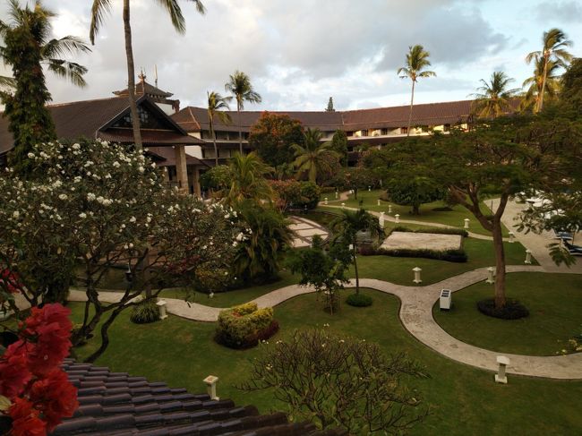 8月10日(土)<br />朝になって、やっと景色が見れました。<br /><br />チラッと海が見える、3階のプールビューのお部屋です。<br />バルコニーは斜めに造られているのでプライバシーが保たれていて、寛げます。<br /><br />トイレの水が時々流れっぱなしになること以外は、すばらしいお部屋でした。