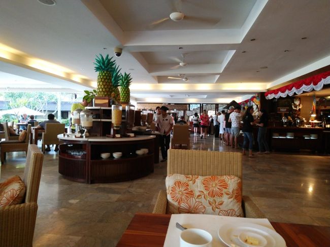 オープンエアです。<br /><br />外の席もあるけど、ブュッフェ台の近くがいい食いしん坊な私たち(笑)