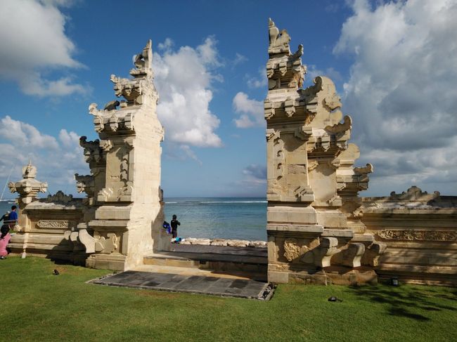 ホテルのビーチ側に割れ門。<br /><br />夜もライトアップされてキレイ。