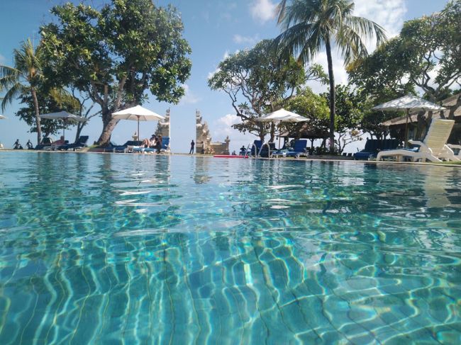 プールから見た割れ門。