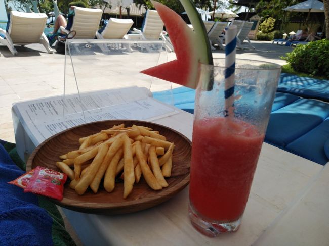 スイカジュースとフレンチフライを注文しました。<br /><br />私はお腹弱いんだけど、ホテルとキレイなレストランは信用して氷入り注文しています。<br /><br />夫は海外ではビールかコーラかスプライト派です。