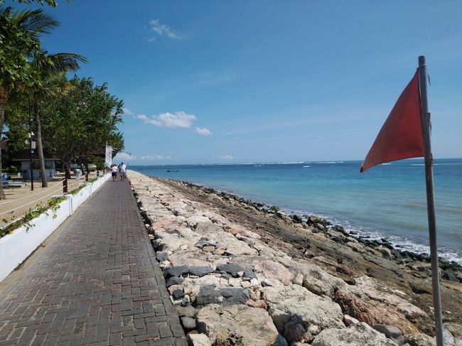 ディスカバリーカルティカホテル前の海は、とってもキレイな色だけど、岩場なので泳げません。<br /><br />魚釣りしている人が多かったです。