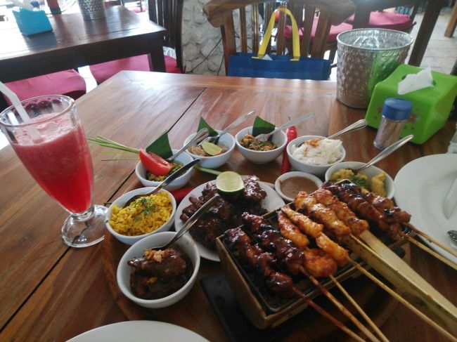 ホテル隣のディスカバリーモールでビーチサンダルのお店fipperを探して歩き回ったの。<br /><br />海側1階に小さいお店があって、日本語の話せる店員さんがいました。<br />でも、このモールの真向かいに、大きな路面店があるのを帰り道で発見(爆)<br /><br />モールから10分くらい歩いて、ワルン・シェフ・バグースで早めの晩御飯にします。