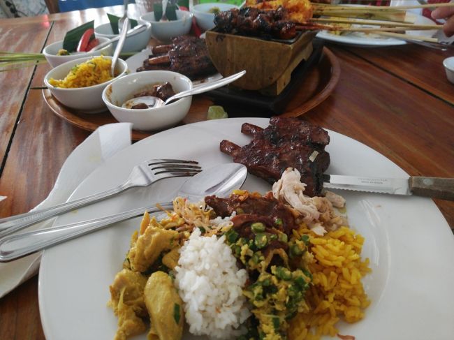 二人用のセットを注文。<br /><br />ポークリブは身離れ抜群で夫がお気に入り。<br />私は八角風味が気になった…<br /><br />中途半端な時間帯だったせいかどれも作り置きっぽい感じで期待外れ。アツアツを食べたらもっと美味しいんだろうね。<br /><br />通りを見ながらご飯を食べていると、馬車や、動くバーが通って、見飽きないね。