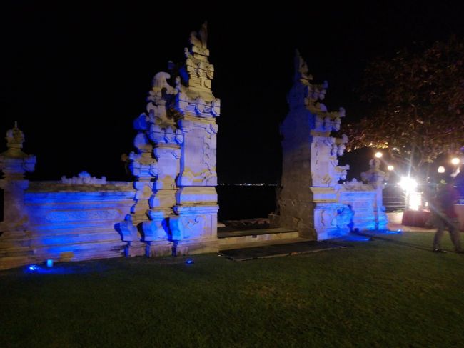 この時期、日本では夜も暑いけど、バリ島は爽やかで涼しかったです。<br /><br />ホテルの割れ門がライトアップされてキレイ。