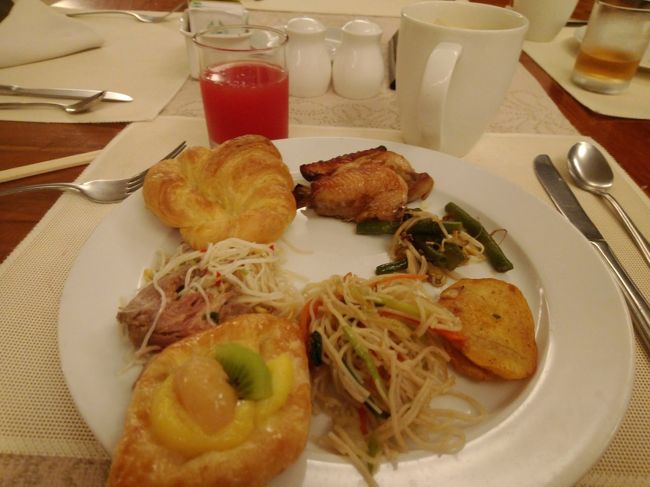 8月11日(日)<br /><br />ランスンバリさんで予約した、ブルーウォーターエクスプレス(ギリアイルへのスピードボート)の迎えが、6:30から7:00なので、先にチェックアウトを済ませ、6時から朝食です。<br /><br />船に乗るからちょっと控えめに。