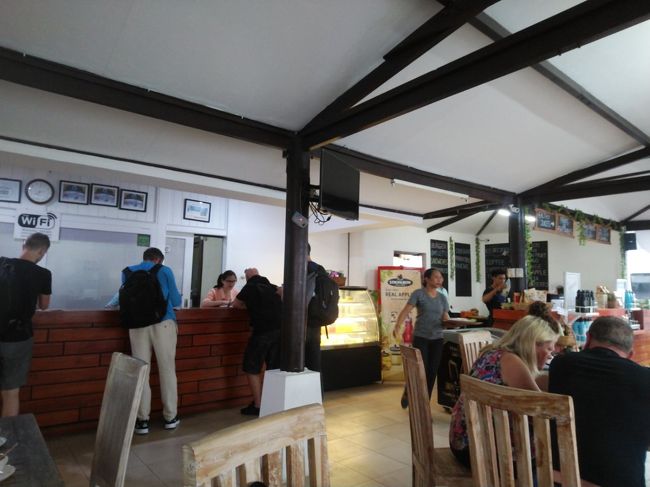 混載の送迎車は6:50に来ました。<br /><br />ディスカバリーカルティカプラザホテルが最後だったようで、ノンストップで20分位走り、スランガン港に到着です。<br /><br />チェックインし、クレジットカードで支払い。<br />帰りのチケットも受け取りました。<br /><br />そういえば、昨日、ブルーウォーターエクスプレスから予約の確認のFAXが届いて、部屋のドアにかけてありました。