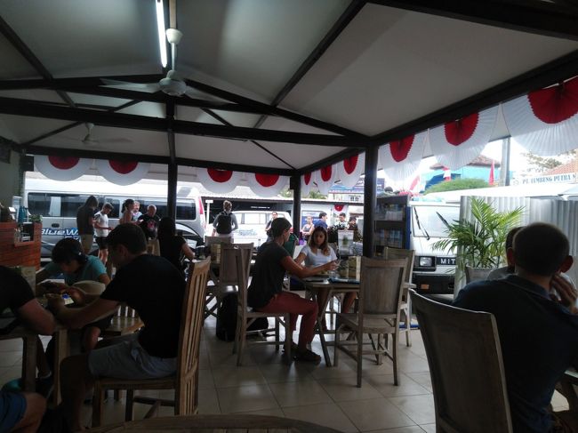 カフェがあるので、早く着いたら朝御飯食べられそうです。<br /><br />近くにもたくさん他の船会社の待合所があるようで、港に向けて人がゾロゾロ歩いています。