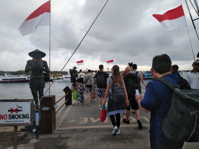 ここがスランガン港。朝8時。<br /><br />この時、お天気ドヨヨーン。<br />ギリアイルは晴れるかしら。