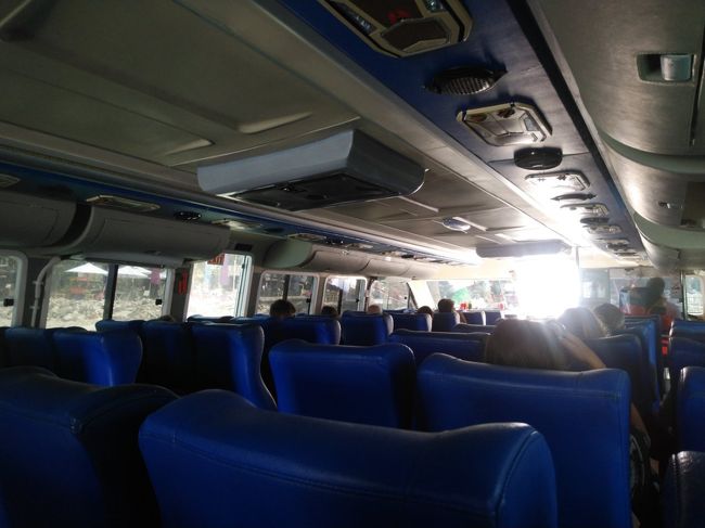 行きの船は古いけど足置きがあって、空調快適。<br /><br />出航後、酔い止め、お手拭き、メントス、お水が配られます。<br /><br />45分で、ドヨヨーンと曇り空のレンボンガン島沖で小船で乗換える乗客が数名あって、その後、ギリトラワンガンまで2時間です。<br /><br />ギリトラワンガンでは砂浜に乗り上げる形で着岸。かなりの人が降り、ここからギリアイルまでは10分。<br />日本語が堪能なスタッフいました。<br /><br />さぁ、憧れのギリアイルは、晴れてる？どんなとこ？<br />ワクワクドキドキです！<br /><br />旅行記は、ロンボク編に続きます。