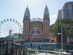 10分ほどでMilsons Pointへ到着。
有名なLUNA PARKの門が見えます。