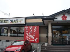 お昼は回転寿司でいただきましょう
伊豆の回転寿司　花まる銀彩　

人気店なのか、スーツケースを持ったアジア系観光客２人組がいました
レンタカーでもバスでもなさそうだけど、どうやって来たんだろう・・・