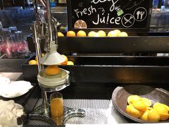 8月13日（火）、ホテルドゥアの朝食ブッフェ。
結論は想像以上の味と内容そして雰囲気。
席に案内されて、ブッフェ台へ行くと最初にびっくりしたのがコレ！
冷えたオレンジを自分でカットし、スクイーズマシンへ。
オレンジ３個でグラス１杯になりました。