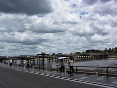 渡月橋

保津川下り中はいいお天気だったけど、急に雲行きが怪しくなってきました。