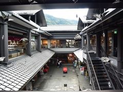 嵐電嵐山駅前にある京都を代表する老舗店舗が一堂に会した『嵐山昇龍苑』で、お店巡りしながら雨宿りすることにしました。

http://www.syoryuen.jp/