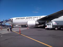 コナ空港では全ての飛行機からはタラップで降ります。階段じゃなくてスロープなんですね。

そう言えば何年か前に車椅子の方がどこかの島の空港で飛行機から降りられないということで問題になっていましたね。このスロープは車椅子でも降りれそうです。