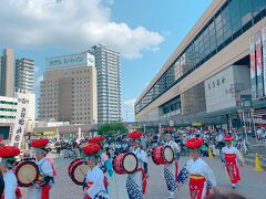 盛岡駅へ戻ると、さんさ踊りの出演者の方々が駅前広場でパフォーマンスをしていました。