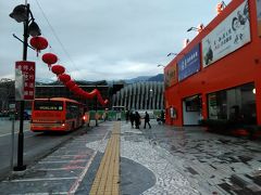 正面が花蓮駅。
向かって右側の赤いのが バスターミナル的な建物。
