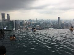 ホテルに戻ってインフィニティプールへ。天気は今日も曇り空でした。ガラガラでした。