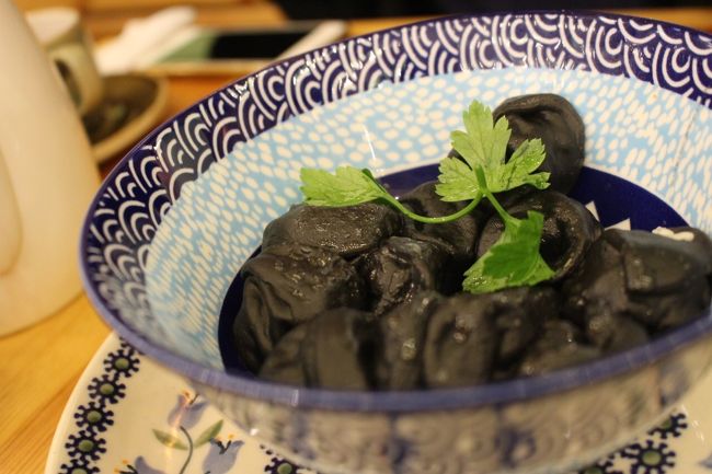 エビのペリメニ。<br />黒いけど特に味はなし。