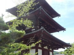 三重塔
昭和１９年に落雷により焼失。昭和５０年に再建なったものです。
なので、このお寺は世界遺産には含まれていません。

