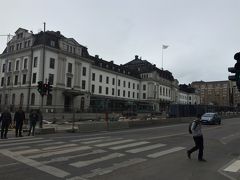 スカンディックの目の前はストックホルム中央駅。

スウェーデン各地と北欧諸国への玄関口。
昨年はこの駅からノルウェーの首都オスロ行の高速列車X2000で1等車に乗った。
また、アーランダ空港へわずか18分間で行くアーランダエクスプレスの発着駅でもある。アーランダエクスプレスは2日後に乗る予定。
乗物好きなので楽しみ♪

それにしても寒い･･･
今日は長袖で走ろうと決めた！