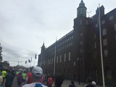 ノーベル賞受賞祝賀晩餐会が行われる事で知られる市庁舎。

昨年はこの市庁舎にあるレストランで晩餐会と同じメニューを食べた♪
市庁舎内も見学した♪
https://4travel.jp/travelogue/11369734

横を通過していく。