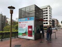 アメリカ・サンフランシスコ ダウンタウン
「Powell and Market Public Transit Kiosk」

ベイエリア高速鉄道BART「Powell Street（パウエル・ストリート）」
駅と、Muni Metro「Powell（パウエル）」駅の上にあるチケット売り場
の写真。

朝の空いている時間帯に、ケーブルカーの往復チケットをこちらの
ブースで購入しておきました。

このひとつ前の旅行記はこちら↓

<サンフランシスコ ⑨ 壁画アート＆アイス店が多いミッション地区で
フォーバレル、リチュアルコーヒー、タルティーン・ベーカリーなど
カフェ巡り♪>

https://4travel.jp/travelogue/11525237