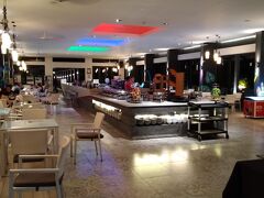 今日の夕食は、隣にある系列の「カシア ビンタン」内のレストラン「Market 23」です。